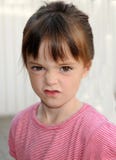 Mädchen knittert ihre Nase lizenzfreie stockfotografie Mädchen knittert ihre Nase lizenzfreie stockfotografie