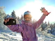 Mädchen macht ein selfie in der Skikleidung auf Schneeberg stockfotos Mädchen macht ein selfie in der Skikleidung auf Schneeberg stockfotos