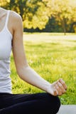 Mädchen meditiert beim Yoga im Park draußen üben stockfotos Mädchen meditiert beim Yoga im Park draußen üben stockfotos