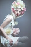 Mädchen mit Blumen auf ihrem Kopf in einem Kleid in der russischen Art Nebeleffekt stockbilder Mädchen mit Blumen auf ihrem Kopf in einem Kleid in der russischen Art Nebeleffekt stockbilder