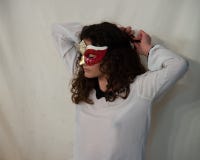 Mädchen mit dem langen gelockten Haar mit dem weißen Hemd, das eine Karnevalsmaske trägt stockbilder Mädchen mit dem langen gelockten Haar mit dem weißen Hemd, das eine Karnevalsmaske trägt stockbilder