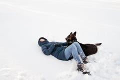 Mädchen mit einem Hund auf dem Ufer von einem Wintersee stockfotografie Mädchen mit einem Hund auf dem Ufer von einem Wintersee stockfotografie