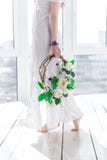 Mädchen mit einem Kranz von Blumen im hohen Schlüssel lizenzfreies stockbild Mädchen mit einem Kranz von Blumen im hohen Schlüssel lizenzfreies stockbild