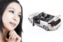 Mädchen mit ihrem Traumauto Lizenzfreies Stockfoto Mädchen mit ihrem Traumauto Lizenzfreies Stockfoto