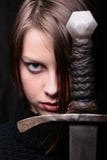Mädchen mit Klinge stockfotografie Mädchen mit Klinge stockfotografie