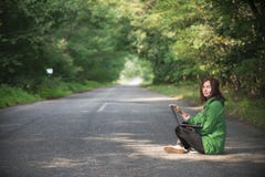 Mädchen mit Laptop auf der Straße 2017 Lizenzfreies Stockfoto Mädchen mit Laptop auf der Straße 2017 Lizenzfreies Stockfoto