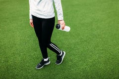 Mädchen nach der Ausbildung, dem Laufen oder Sport ein Rest im Vordergrund, eine Flasche Wasser Das Mädchen arbeitet in der offen stockbilder Mädchen nach der Ausbildung, dem Laufen oder Sport ein Rest im Vordergrund, eine Flasche Wasser Das Mädchen arbeitet in der offen stockbilder