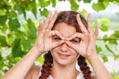 Mädchenhandzeichen alles OKAY stockfoto Mädchenhandzeichen alles OKAY stockfoto