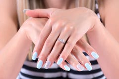 Mädchenhände mit blauen Nagellackmaniküre- und -diamantverpflichtungseheringen lizenzfreie stockbilder Mädchenhände mit blauen Nagellackmaniküre- und -diamantverpflichtungseheringen lizenzfreie stockbilder