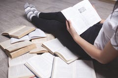 Mädchenlesesitzen lizenzfreie stockfotografie Mädchenlesesitzen lizenzfreie stockfotografie