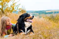 Mädchenlügen nahe bei großem Hund auf Herbst gehen stockbilder Mädchenlügen nahe bei großem Hund auf Herbst gehen stockbilder