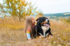 Mädchenlügen nahe bei großem Hund auf Herbst gehen stockfotos Mädchenlügen nahe bei großem Hund auf Herbst gehen stockfotos