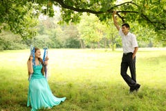 Mädchenreiten auf einem Schwingen stockfoto Mädchenreiten auf einem Schwingen stockfoto