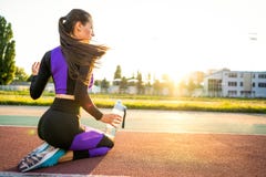 Mädchensportler crossfit und Hocken agains, die Spitzee und St. binden lizenzfreies stockfoto Mädchensportler crossfit und Hocken agains, die Spitzee und St. binden lizenzfreies stockfoto