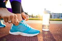 Mädchensportler crossfit und Hocken agains, die Spitzee und St. binden lizenzfreies stockbild Mädchensportler crossfit und Hocken agains, die Spitzee und St. binden lizenzfreies stockbild