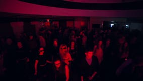 Män och kvinnor dansar till ljud av musik i nattklubb Klyvareskott arkivfilmer Män och kvinnor dansar till ljud av musik i nattklubb Klyvareskott arkivfilmer
