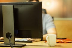 Män som arbetar i kontoret Folk som använder teknologi arkivfoto Män som arbetar i kontoret Folk som använder teknologi arkivfoto