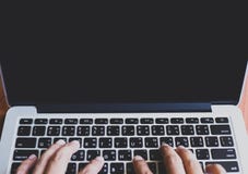 Männer arbeiten unter Verwendung einer Laptop-Computers auf einem Schreibtisch Hand, die O schreibt lizenzfreie stockfotografie Männer arbeiten unter Verwendung einer Laptop-Computers auf einem Schreibtisch Hand, die O schreibt lizenzfreie stockfotografie