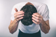 Männer ` s Haar ist eine Draufsichtnahaufnahme Arche-haariger Mann graues Haar und Schuppen stockbilder Männer ` s Haar ist eine Draufsichtnahaufnahme Arche-haariger Mann graues Haar und Schuppen stockbilder
