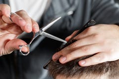 Männer ` s Haarschnitt mit Scheren am Salon stockfotos Männer ` s Haarschnitt mit Scheren am Salon stockfotos