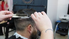Männer ` s Hairstyling und Haircutting in einem Friseursalon oder in einem Friseursalon Pflegen des Haares friseursalon Mannfrise stock footage Männer ` s Hairstyling und Haircutting in einem Friseursalon oder in einem Friseursalon Pflegen des Haares friseursalon Mannfrise stock footage