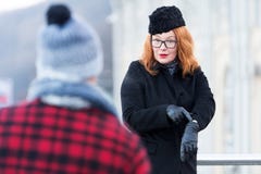 Männer spät bis jetzt Frauenabneigung zu warten Kerl skiped Zeit Verlorene Zeit der Geschäftsfrau Frauenshow die Uhr zu den Männe lizenzfreie stockfotografie Männer spät bis jetzt Frauenabneigung zu warten Kerl skiped Zeit Verlorene Zeit der Geschäftsfrau Frauenshow die Uhr zu den Männe lizenzfreie stockfotografie