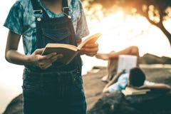 Männer und Frauen lasen Bücher in der ruhigen Natur stockfotografie Männer und Frauen lasen Bücher in der ruhigen Natur stockfotografie
