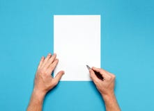 Männliche Hände ist zum Zeichnen mit Stift, Draufsicht über blaue Oberfläche bereit Hand, die lego Wand aufbaut lizenzfreies stockfoto Männliche Hände ist zum Zeichnen mit Stift, Draufsicht über blaue Oberfläche bereit Hand, die lego Wand aufbaut lizenzfreies stockfoto