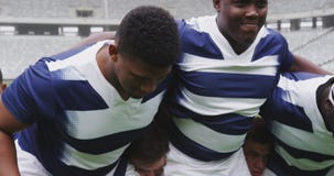 Männliche Rugbyspieler, die Rugbymatch im Stadion 4k spielen stock video footage Männliche Rugbyspieler, die Rugbymatch im Stadion 4k spielen stock video footage