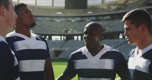 Männliche Rugbyspieler, die zusammen im Stadion 4k stehen stock footage Männliche Rugbyspieler, die zusammen im Stadion 4k stehen stock footage