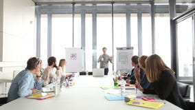 Männliche Werbungsexekutive, die den Kollegen Darstellung beim Halten der Schale gibt stock footage Männliche Werbungsexekutive, die den Kollegen Darstellung beim Halten der Schale gibt stock footage
