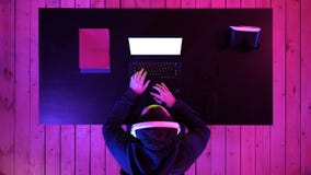 Männlicher Gamer spielt Spiele auf seinem Laptop Weiße Bildschirmanzeige stock video footage Männlicher Gamer spielt Spiele auf seinem Laptop Weiße Bildschirmanzeige stock video footage