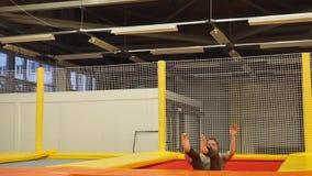 Männlicher Turner, der auf eine Trampoline springt stock video footage Männlicher Turner, der auf eine Trampoline springt stock video footage