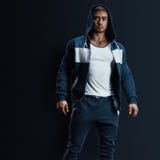 Männliches Modell der Eignung im Sweatshirt lizenzfreie stockfotografie Männliches Modell der Eignung im Sweatshirt lizenzfreie stockfotografie