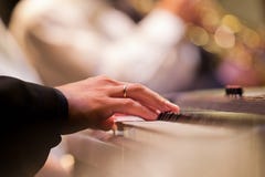 Mänsklig hand som spelar synthen Royaltyfri Bild Mänsklig hand som spelar synthen Royaltyfri Bild