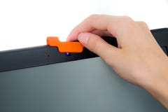 Mänsklig hand som täcker en webcam av bärbara datorn med den rubber räkningen till prev royaltyfri foto Mänsklig hand som täcker en webcam av bärbara datorn med den rubber räkningen till prev royaltyfri foto