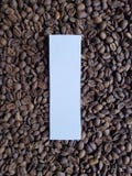 märka I i vit och bakgrund med grillade kaffebönor, bakgrund och textur royaltyfri foto märka I i vit och bakgrund med grillade kaffebönor, bakgrund och textur royaltyfri foto