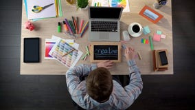Märkes- handstil för advertizing som är idérik på svart tavla, arbete på projektet, bästa sikt arkivfoton Märkes- handstil för advertizing som är idérik på svart tavla, arbete på projektet, bästa sikt arkivfoton