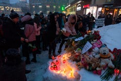 27. März 2018 RUSSLAND, VORONEZH: Die Aktion des Gedenkens der Opfer des Feuers im Einkaufszentrum in Kemerovo stockfotos 27. März 2018 RUSSLAND, VORONEZH: Die Aktion des Gedenkens der Opfer des Feuers im Einkaufszentrum in Kemerovo stockfotos