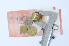 Mäta euromyntet Euromynt i en nonieskala Royaltyfria Foton Mäta euromyntet Euromynt i en nonieskala Royaltyfria Foton