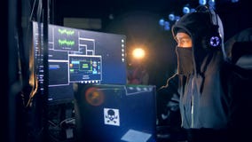 Męski hacker w masce łama w system zbiory wideo Męski hacker w masce łama w system zbiory wideo
