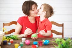 målat gräs för 2 placerade allt för easter för hinkfågelungebegreppet blommor ägg barn Lycklig moder och hennes gulligt barn som royaltyfria foton målat gräs för 2 placerade allt för easter för hinkfågelungebegreppet blommor ägg barn Lycklig moder och hennes gulligt barn som royaltyfria foton