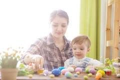 målat gräs för 2 placerade allt för easter för hinkfågelungebegreppet blommor ägg barn Lycklig moder och hennes gulligt barn som arkivfoto målat gräs för 2 placerade allt för easter för hinkfågelungebegreppet blommor ägg barn Lycklig moder och hennes gulligt barn som arkivfoto