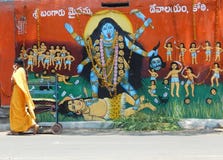 Målning av den hinduiska gudinnan Durga på gatasidotemplet royaltyfri bild Målning av den hinduiska gudinnan Durga på gatasidotemplet royaltyfri bild