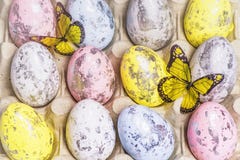 Mång--färgade påskägg i äggcellerna lyckliga easter kort easter Närbild slapp fokus royaltyfri fotografi Mång--färgade påskägg i äggcellerna lyckliga easter kort easter Närbild slapp fokus royaltyfri fotografi