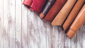 Mång- kulört läder i rullar Lekmanna- lägenhet Rolls av naturligt färgläder Material för läderhantverk kopiera avstånd Top beskåd arkivfoton Mång- kulört läder i rullar Lekmanna- lägenhet Rolls av naturligt färgläder Material för läderhantverk kopiera avstånd Top beskåd arkivfoton