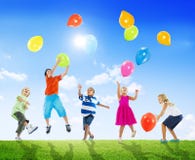 Mång--person som tillhör en etnisk minoritet barn som spelar utomhus ballonger arkivfoto Mång--person som tillhör en etnisk minoritet barn som spelar utomhus ballonger arkivfoto