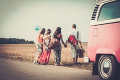 Mång--person som tillhör en etnisk minoritet hippievänner med gitarren fotografering för bildbyråer Mång--person som tillhör en etnisk minoritet hippievänner med gitarren fotografering för bildbyråer