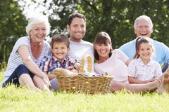Mång- utvecklingsfamilj som tycker om picknicken i bygd royaltyfria bilder Mång- utvecklingsfamilj som tycker om picknicken i bygd royaltyfria bilder