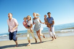 Mång- utvecklingsfamilj som tycker om strandferie arkivfoton Mång- utvecklingsfamilj som tycker om strandferie arkivfoton